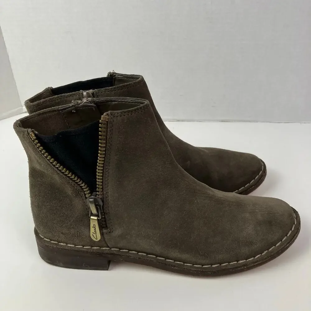 Clarks Sz 7.5 Cabaret Ruby Suede Ankle Booties Double Zip Topstitching Classic
